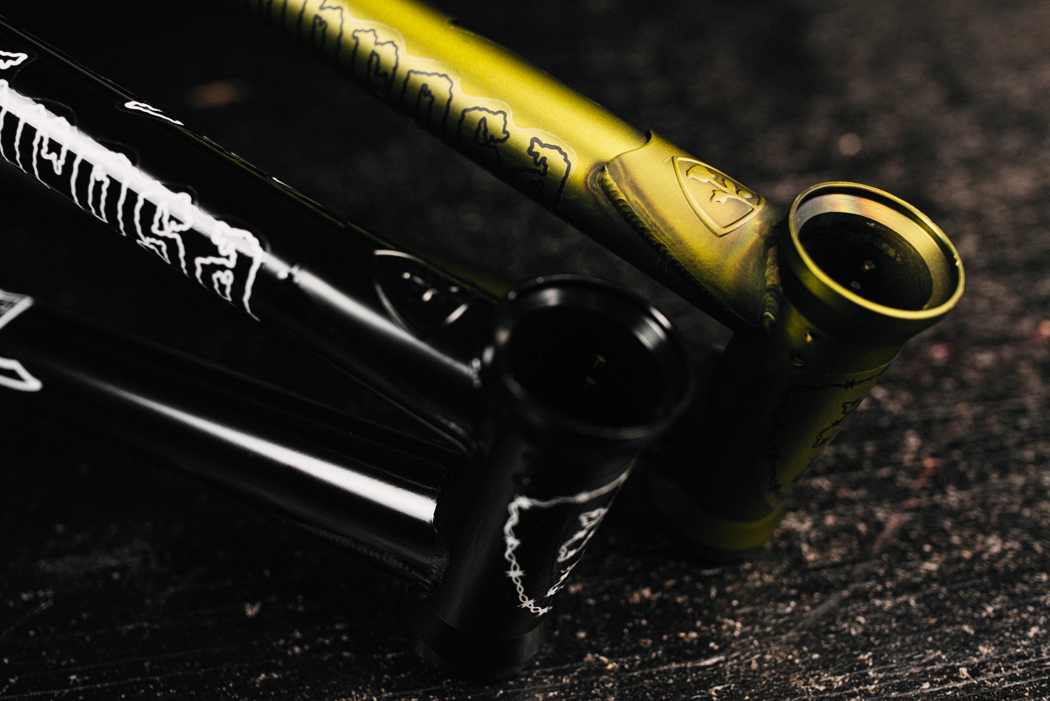 SUB_RoseFrame_Black_TransGreenFade_InStudio_BlackWood_Details_4_WEB