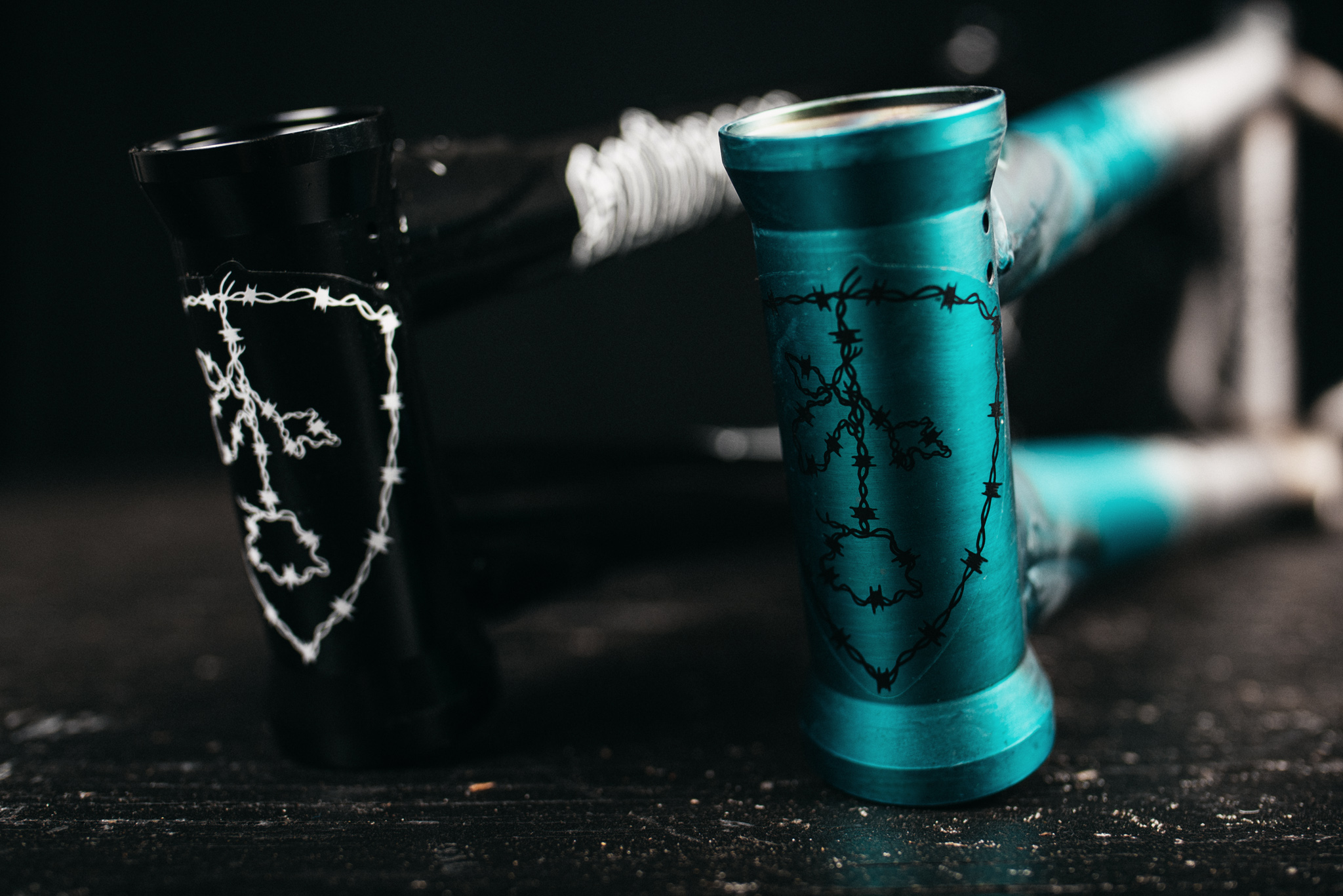 SUB_YungRoseFrame_Black_TransTealFade_InStudio_BlackWood_Details_12_WEB