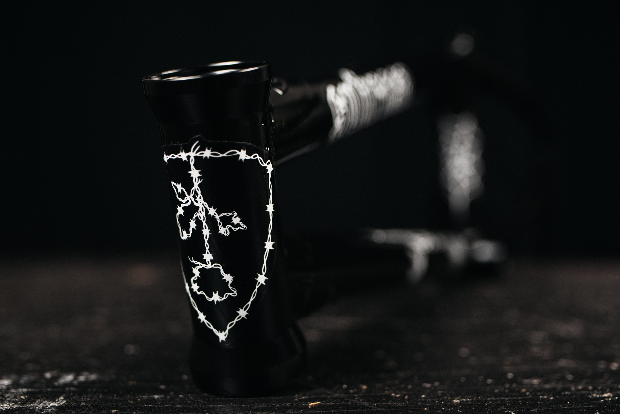 SUB_YungRoseFrame_Black_TransTealFade_InStudio_BlackWood_Details_13_WEB