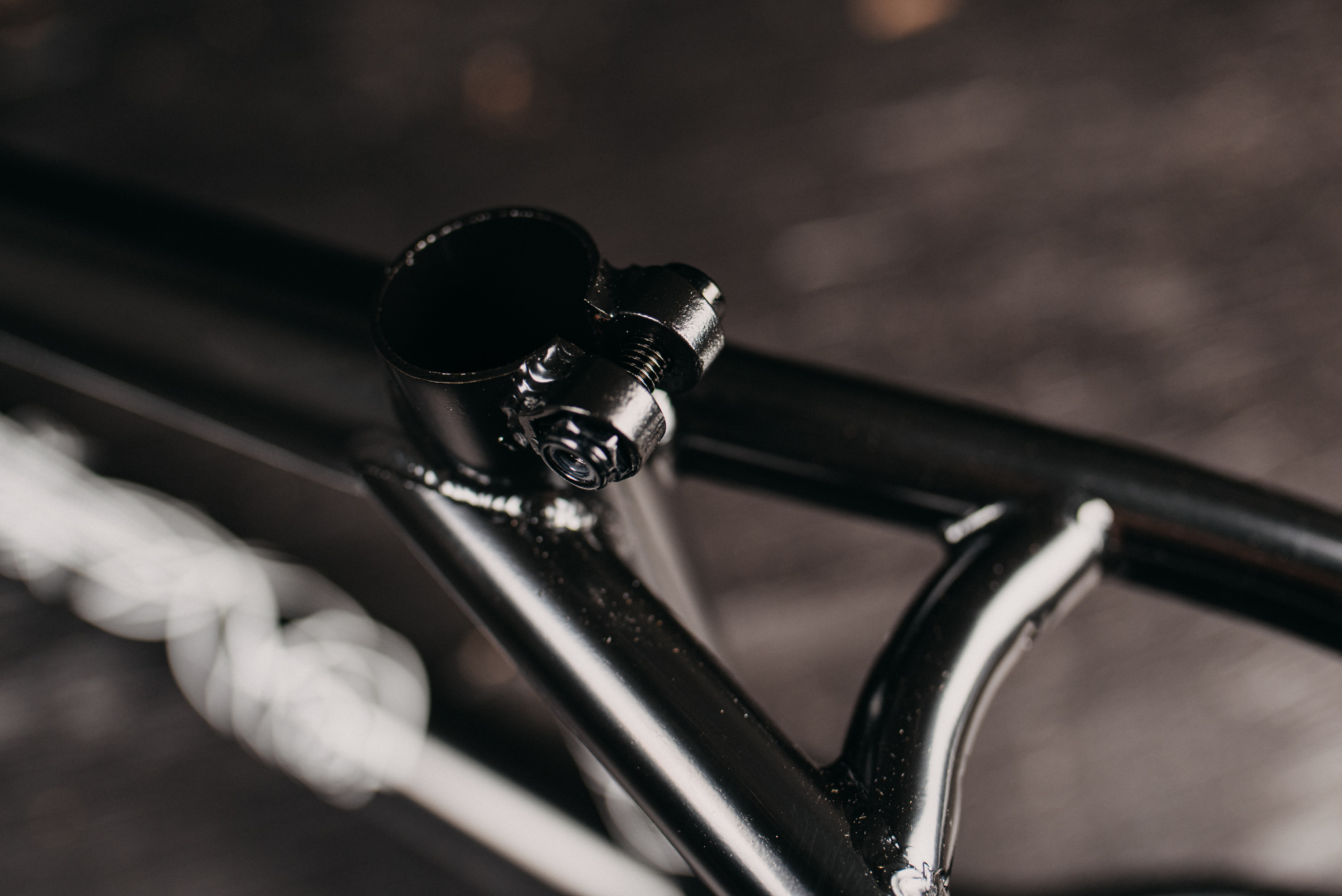 SUB_YungRoseFrame_Black_TransTealFade_InStudio_BlackWood_Details_18_WEB