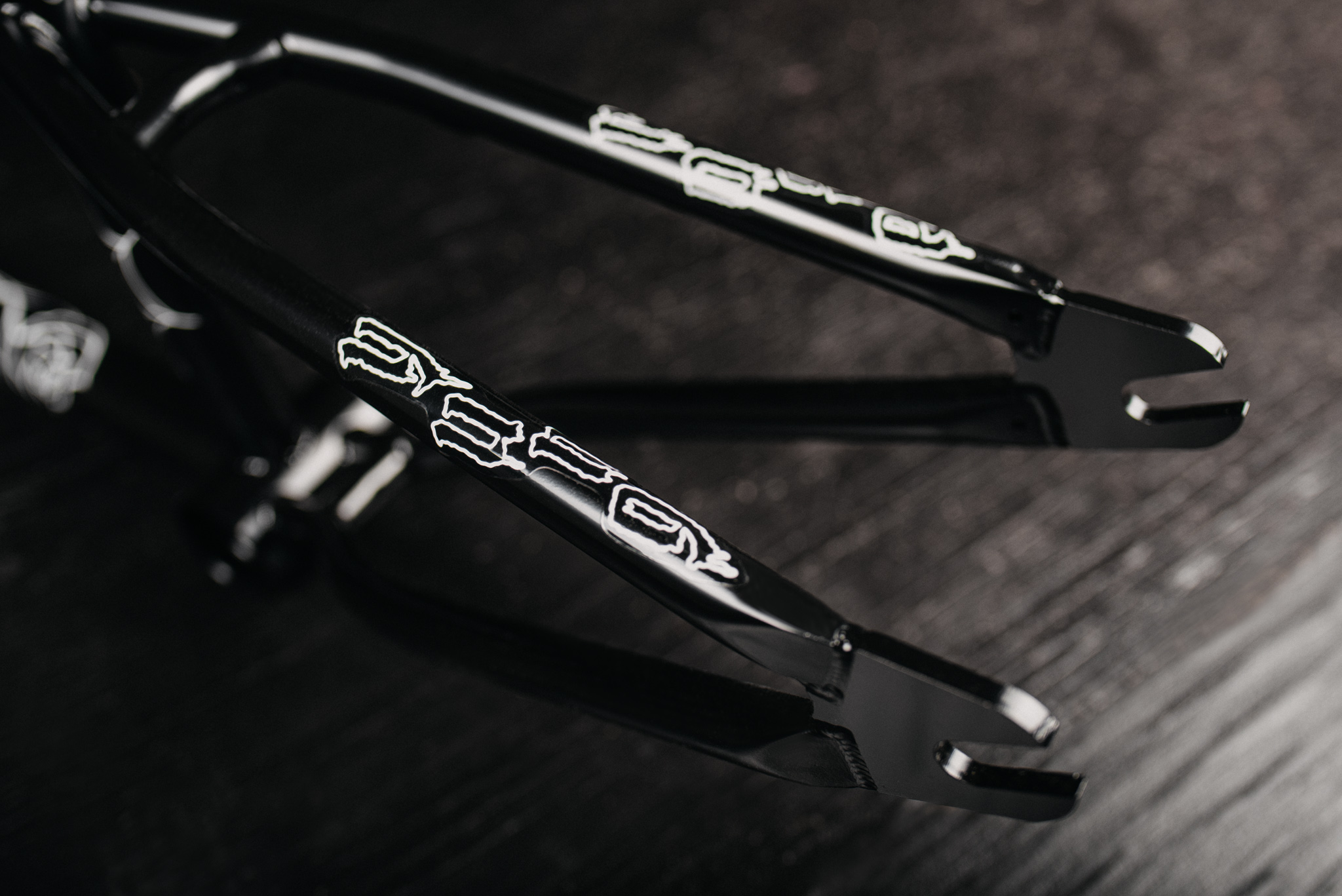 SUB_YungRoseFrame_Black_TransTealFade_InStudio_BlackWood_Details_19_WEB